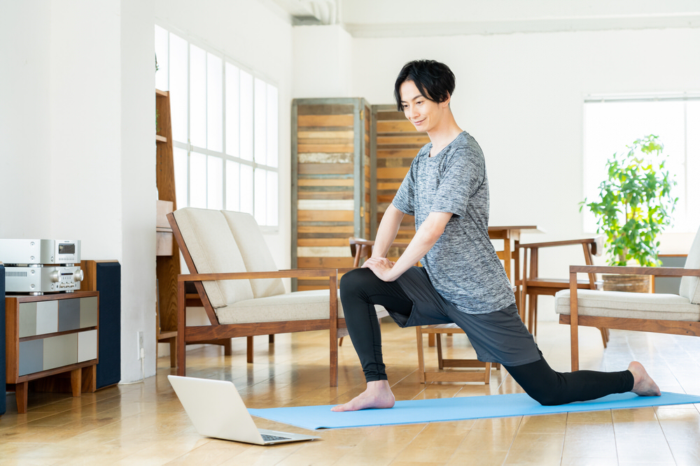 ヨガをする男性